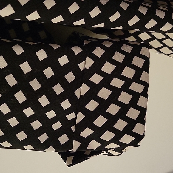 Geometric cuffed sleeve blouse 3x by Catherines black and white pattern - Picture 6 of 8